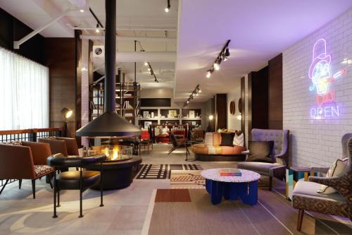 City Center Hotel | Moxy Richmond Downtown