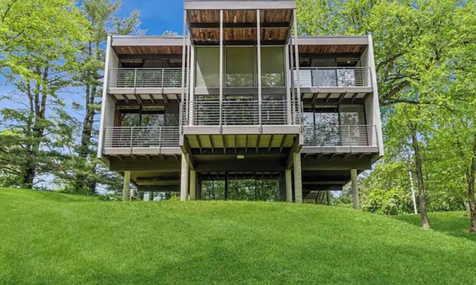 Lincoln House | Mr. Swanky Mid Modern Century/5 Decks/190" 4K Screen