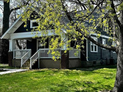 Hamilton Apartment | Mrs. Hughes Cottage - 2 bedroom House w/parking