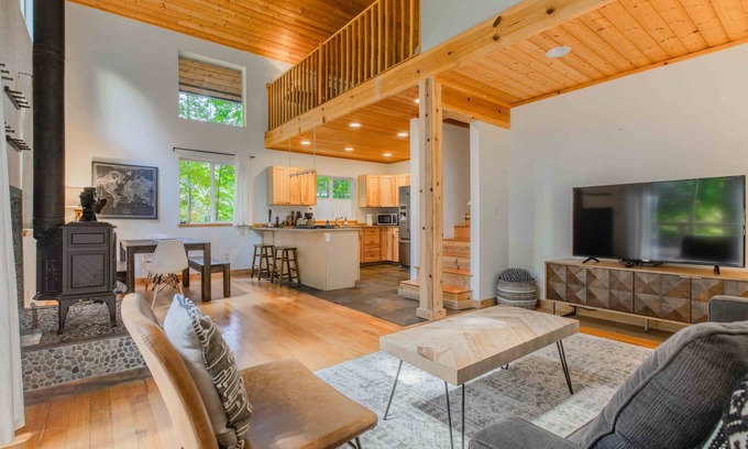 Glacier Cabin | Mt Baker Retreat - Hot Tub, BBQ, Fireplace