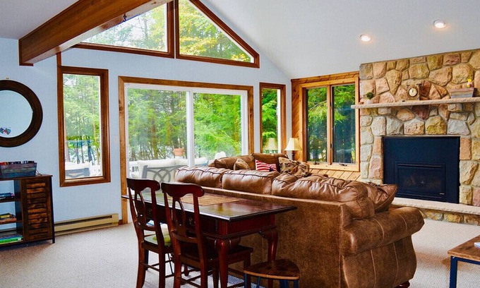 Blakeslee Cottage | ⛷⛱⛰Mt. Maplewood Lake Front❤️Seasonal Specials ★1BR★HotTub★Fireplace★Games★