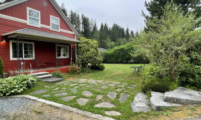 Wilkeson House | Mt Rainier Carbon Glacier Highway, Historic Mining Town, Wilkeson, Sleeps 4-6, C