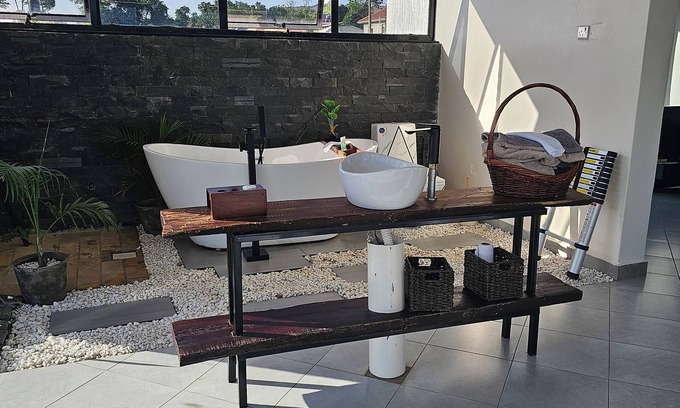 Kampala House | Muguet by Ibiscot Enjoy luxury in the bush 1 Queen bed
