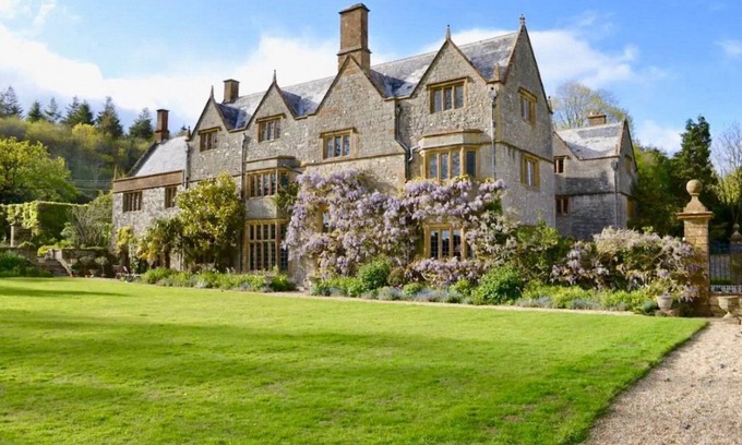 Winsham Villa | Mulberry House - Seven Bedroom Villa, Sleeps 16