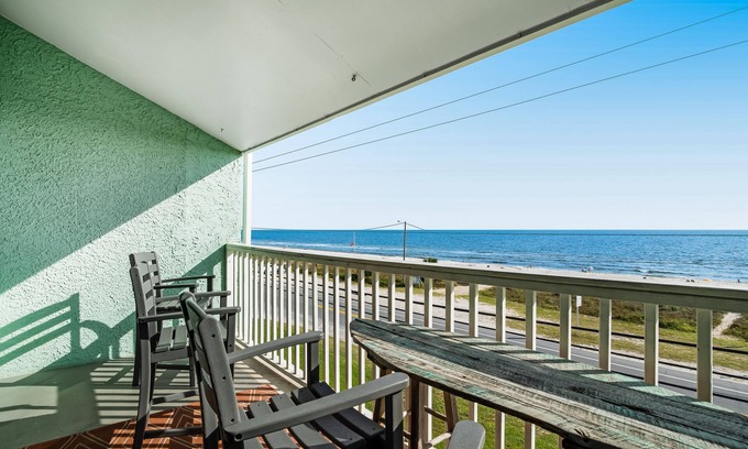 Laguna Beach Condo | Multi-Level Seaside Condo w/Easy Beach Access, Pool, & Water Views