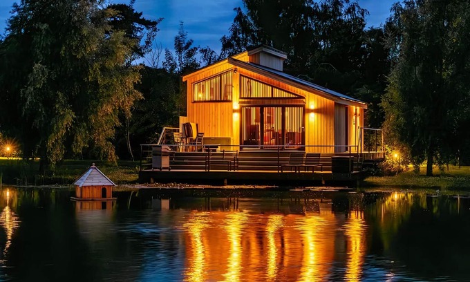 Frampton Ski Chalet | Muntjak Lakeside Lodge