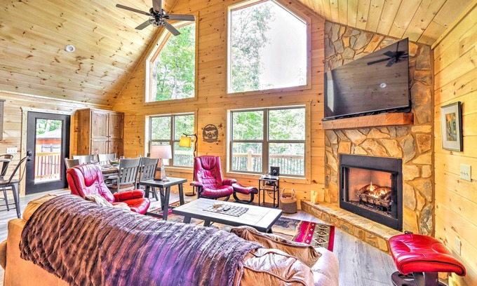 Unaka Cabin | Murphy Mtn Retreat: Wraparound Deck & Hot Tub