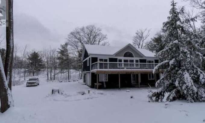 Muskoka Lakes House | Muskoka Gem on 5 Acres of Enchanted Forest w/Panoramic Sauna!