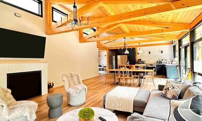 Novar House | Muskoka Lakefront Dream Cottage - 3 Bedroom, 4 bed