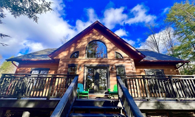 Seguin Cottage | Muskoka Luxury Lakefront Loghaus- 6 Rooms, 4 Baths, Pet Friendly Cottage