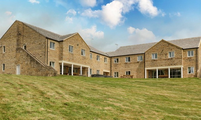 Ilkley Cottage | MYDDELTON GRANGE, pet friendly, with hot tub in Ilkley