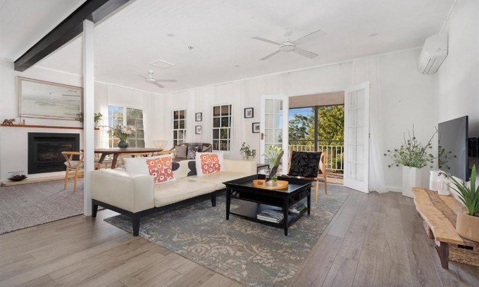 Kangaroo Valley Apartment | Myrtle Tree Lodge Flowers - heart of the village