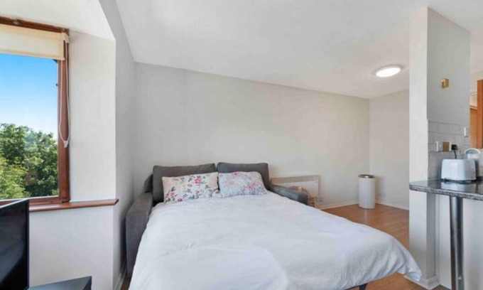East Acton Apartment | N.Acton QUIET COSY 1 BED-PRIVATE FREE PARKING