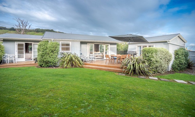 Duvauchelle House | Nana's Bach - Duvauchelle Holiday Home