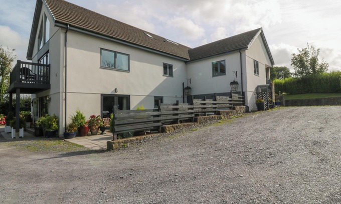 Pentraeth Cottage | NANT-YR-RHEDYN, pet friendly, luxury holiday cottage in Red Wharf Bay