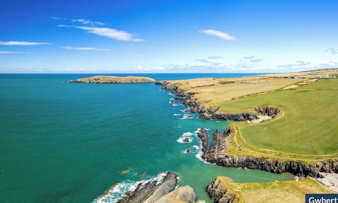 Cardigan House | Nantsaeson, Holiday Home Gwbert , Sleeps 8, 4 bedrooms, bathrooms