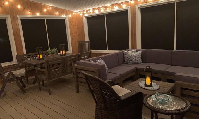 Narragansett Pier House | Narragansett Pier! Easy walk to seawall, food, shopping, playground - more!