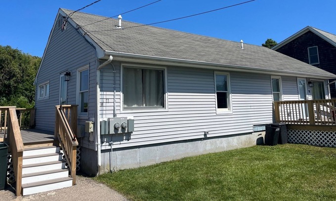 Narragansett House | Narragansett Townhouse, Updated, A/C, Near Food, Beaches, Parks, Ferry.