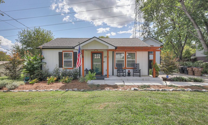 Cloverhill House | Nashville Carriage House - Charming comfy 4BR, 3BA w hot tub, firepit and albums