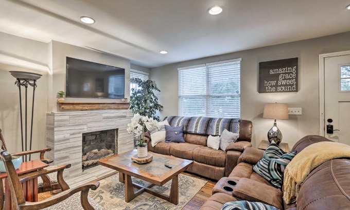 North Nashville House | Nashville Home with Fire Pit and Yard, 3 Mi to Dwtn
