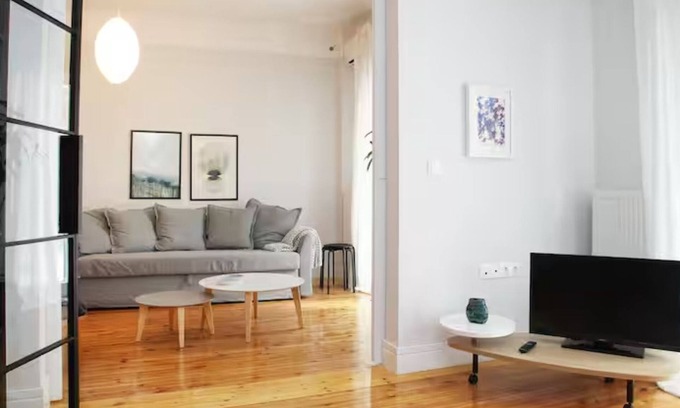 Thessaloniki City Centre Apartment | Nat's place: Friends & Family, Thessaloniki metro
