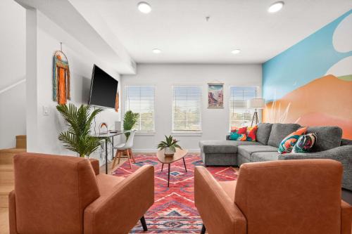 People's Freeway House | Natl Park 2BR Townhome King 2-Car Garage