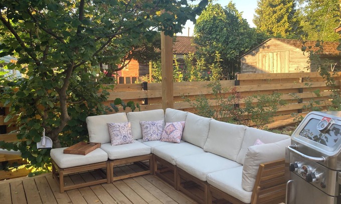 Nelson Apartment | Natural Nook by Nelson lakeside park. Downtown walkable and pet friendly!