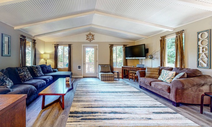 Pacific City House | Nature lover's paradise next to Cape Kiwanda State Park - walk to beach