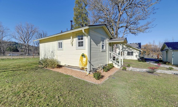 Murphy Cabin | Nature Lover’s Getaway in Rural Grants Pass