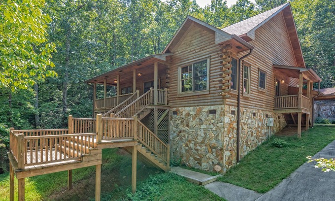 Lynn House | Nature's Den | Pet-Friendly, Mountaintop Cabin in Columbus