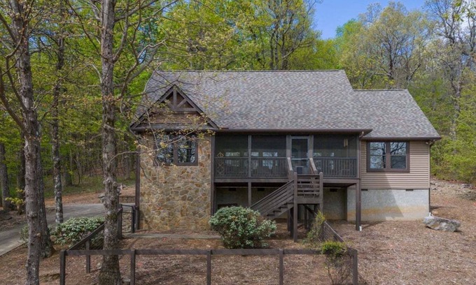Lynn House | Nature's Getaway | Cozy, 3BR Mountaintop Cabin with Fire Pit and Fenced Yard