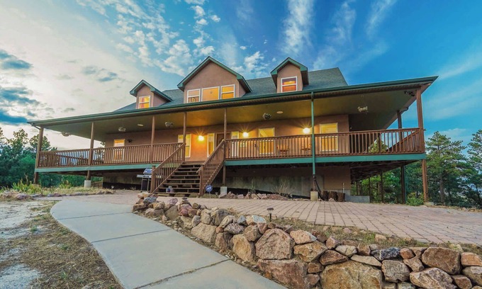 Peyton House | Nature's Oasis, 4BD Ranch Retreat, Hot tub!