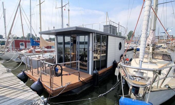 Schleswig Boat Rental | Naturnaher Urlaub auf Hausboot Aava mit Dachterrasse in Schleswig