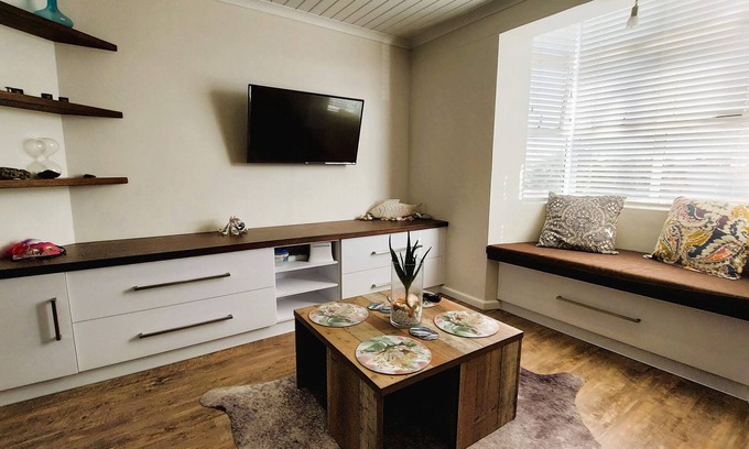 Swakopmund Apartment | Nautilus - a yacht-inspired 2-bedroom holiday apartment. Simple and elegant.