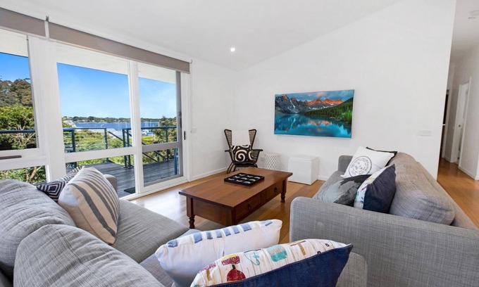 Metung House | Nautique: A breathtaking view of the harbour in this treed neighbourhood