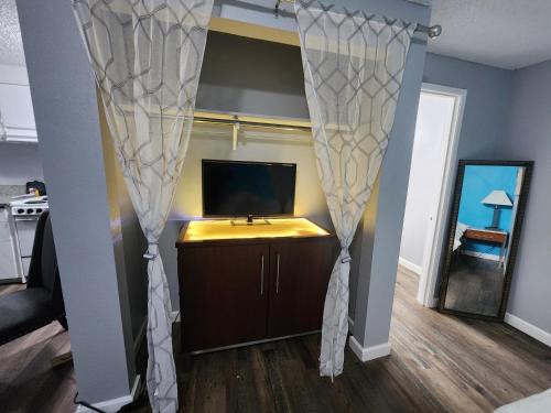 West Hills Hotel | Naval Suites