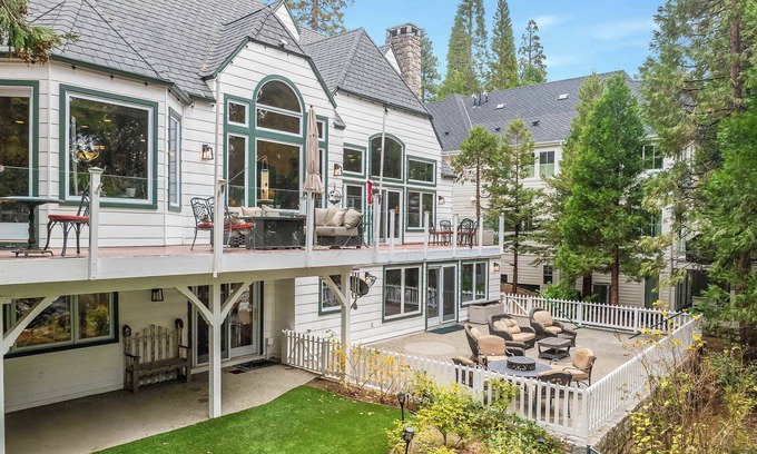 Cedar Glen House | Navigate Stays Best Dressed Lakefront Home