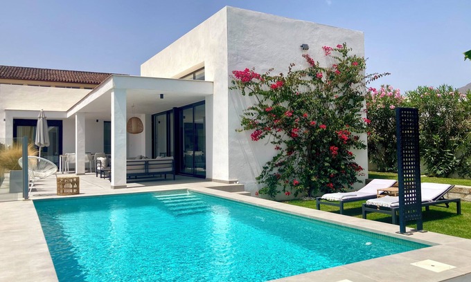Estepona Villa | nDesigner Villa - Private pool - Families/Beach + Marina + Golf 5 min drive