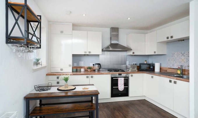 Longcroft Apartment | Near Airport - Free Parking