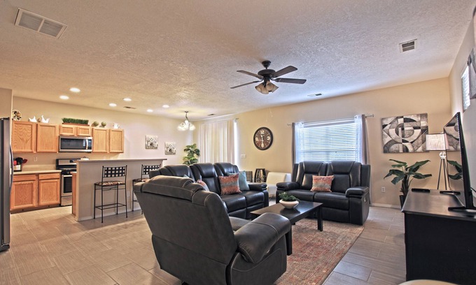 Victory Hills House | Near Airport, University, Stadiums & more. Sleeps 8 by a Premier Partner Host!
