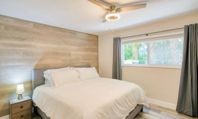 Palm Beach Shores Condo | Near Beach Island | Fire Pit | Hot Tub | WiFi
