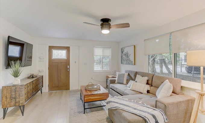 Laurel Park Apartment | ✬Near Beaches✬Laurel Park✬Full Kitchen✬FastWifi