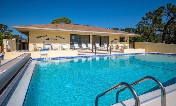 Grove City Condo | Near Beaches! UPDATED! Peaceful Forest Park Condo 2 bd 2 bth. Heat comm pool