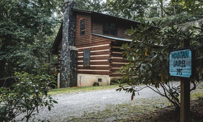 Purlear Cabin | Near Boone | Mountain Laurel Cabin | Firewood | Privacy