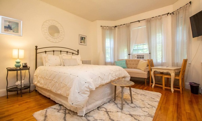 Coolidge Corner South Side Apartment | Near Boston Children’s, Brigham, Dana-Farber, BI