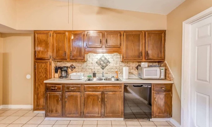 Whitehaven House | Near Dining, Shopping, Parks! McCorkle Maison