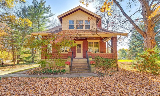 Roselawn Finance House | Near Downtown Cincinnati: Peaceful Retreat!