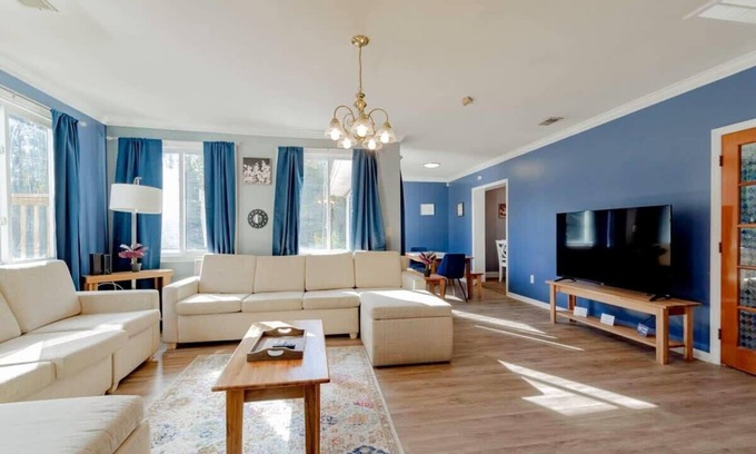 Columbia House | Near Downtown & On the Water! Sweet Retreat!