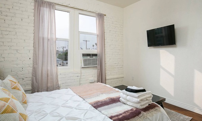 Rampart Village Apartment | Near DTLA! Classic Studio for 2!
