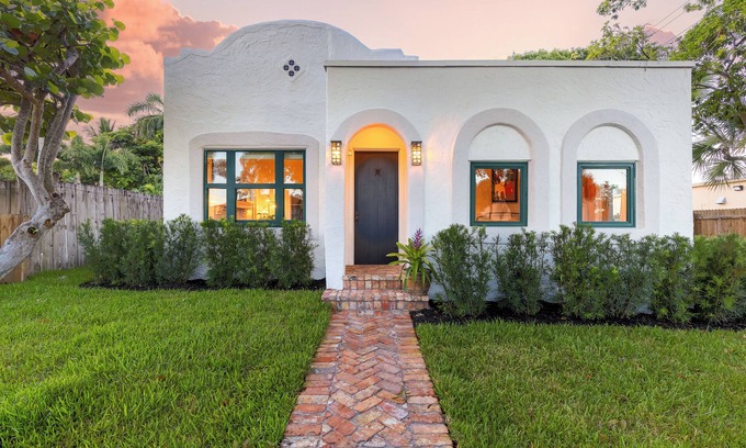 Parker Ridge House | Near Galleries & Shops: Spanish Revival WPB Home!